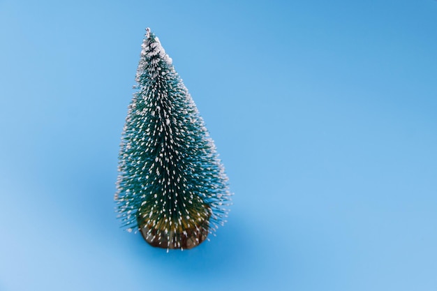 Weihnachtsbaum auf pastellblauem Hintergrund. Weihnachts- oder Neujahrskonzept. Minimales Design