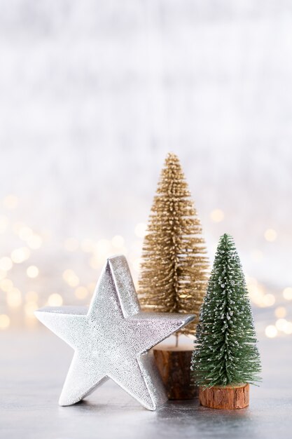 Weihnachtsbaum auf Silber, Bokeh Hintergrund.