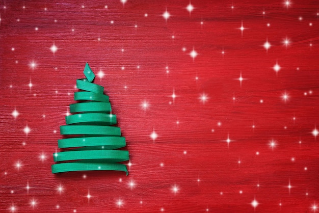 Weihnachtsbaum aus Band auf rotem Hintergrund Textfreiraum