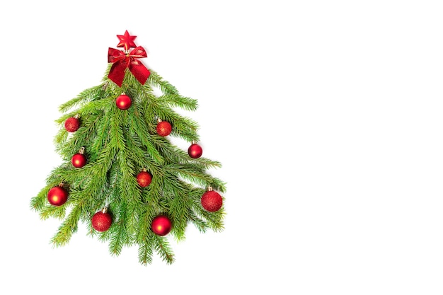 Weihnachtsbaum aus Fichtenzweigen auf Weiß