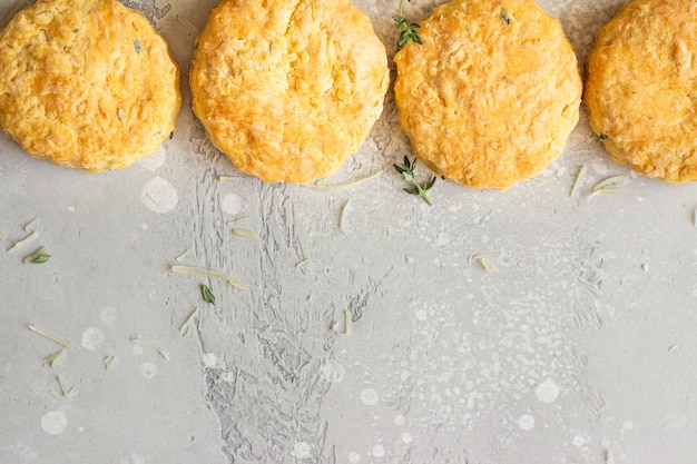 Weihnachtsbaum aus herzhaften Käsekeksen oder Scones mit Thymian und Käse