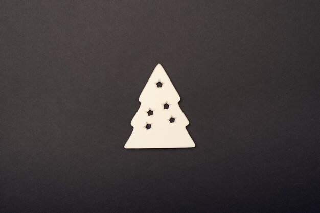 Weihnachtsbaum aus Keramik auf dunklem Hintergrund Draufsicht flach