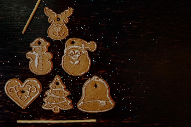 Weihnachtsbaum aus Lebkuchen auf einem hölzernen Hintergrundteller für Kinder