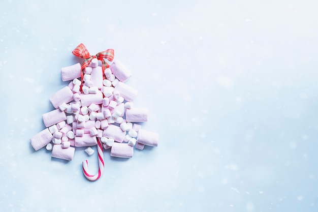 Weihnachtsbaum aus rosa Marshmallows und Zuckerstange mit Schneeeffekt