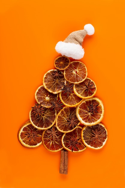 Weihnachtsbaum aus trockenen Orangen.