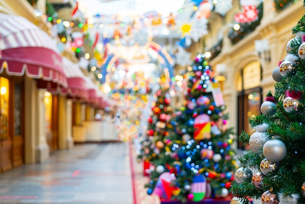 Foto weihnachtsbaum geschmückt mit spielzeug, lichtern und lametta