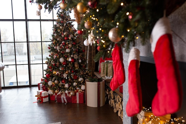 Weihnachtsbaum. geschmückter Weihnachtsbaum leuchtet. Innenraum des neuen Jahres. Neujahr. Weihnachten