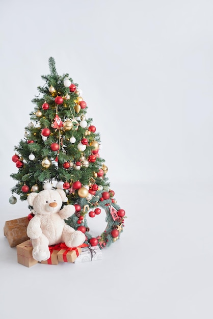 Weihnachtsbaum-Hintergrund Rotes Spielzeug am Weihnachtsbaum und Geschenke Frohes neues Jahr