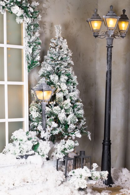 Weihnachtsbaum im Freien im Schnee