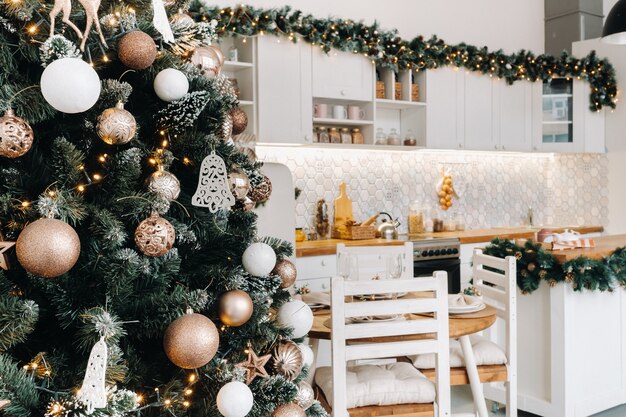 Weihnachtsbaum im Haus Weihnachtsinterieur in der Küche. Dekorierte Weihnachtsfotozone.