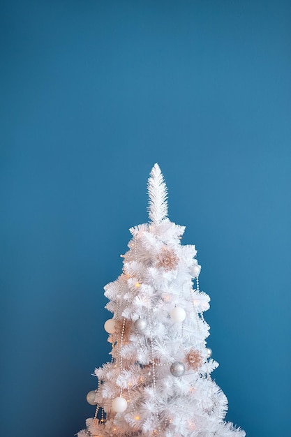 Weihnachtsbaum im Innenraum des blauen Raums