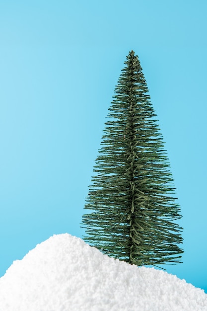 Weihnachtsbaum im Schnee auf Blau