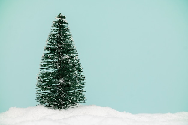 Weihnachtsbaum im Schnee auf blauem Grund. Platz kopieren