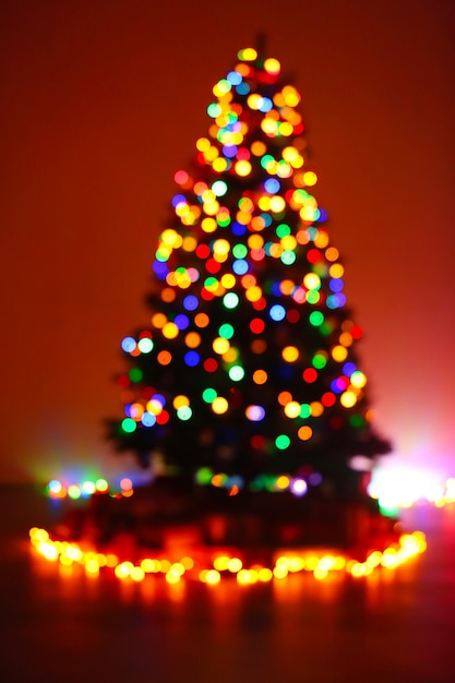 Weihnachtsbaum in einem dunklen Raum