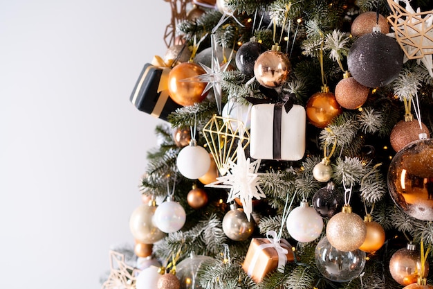 Weihnachtsbaum in naher Nähe, weißer Wandhintergrund