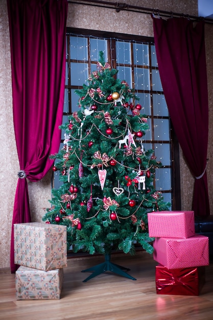 Weihnachtsbaum in voller Länge und Geschenkboxen Weihnachtsschmuck