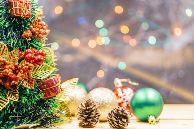 Weihnachtsbaum mit Ball auf Bokeh Hintergrund.