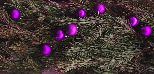 Weihnachtsbaum mit blauen Kugeln