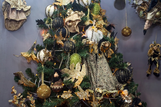 Weihnachtsbaum mit bunten Kugeln und Dekorationen