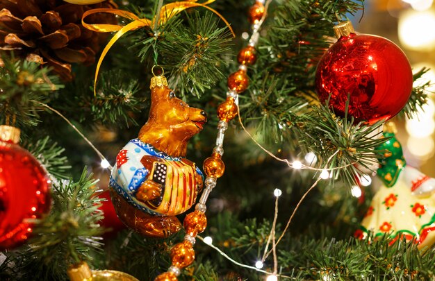 Weihnachtsbaum mit bunten Spielwaren.