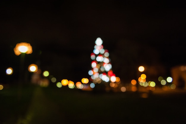 Weihnachtsbaum mit defocused Lichtern.