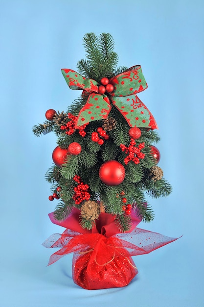 Weihnachtsbaum mit Dekoration auf blauem Hintergrund