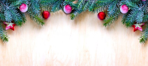 Weihnachtsbaum mit Dekoration auf einem Holzbrett Textfreiraum Selektiver Fokus Banner