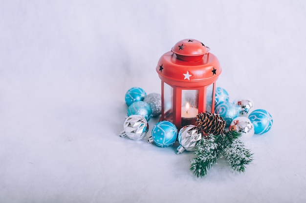 Weihnachtsbaum mit Dekoration auf einem Holztisch.