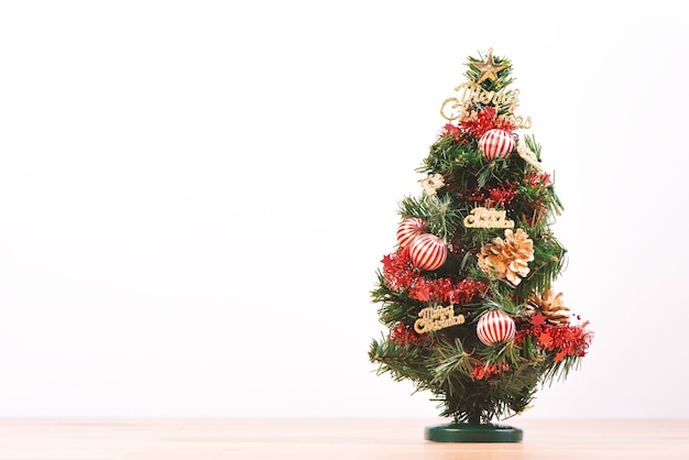 Weihnachtsbaum mit Dekorationen lokalisiert auf Weiß
