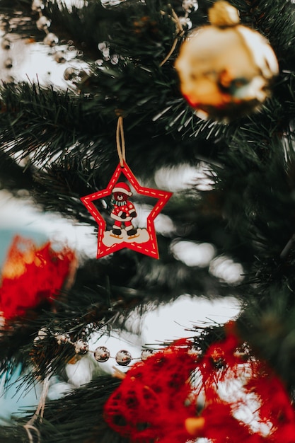 Weihnachtsbaum mit Dekorationen