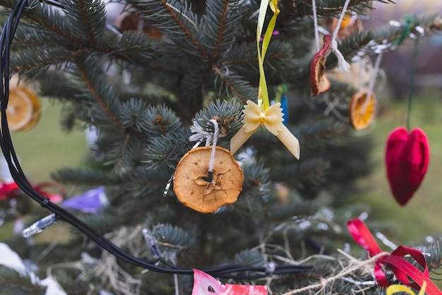 Weihnachtsbaum mit DIY Weihnachtsdekoration Nahaufnahme