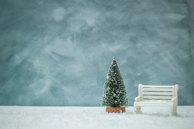 Weihnachtsbaum mit einer weißen Bank.