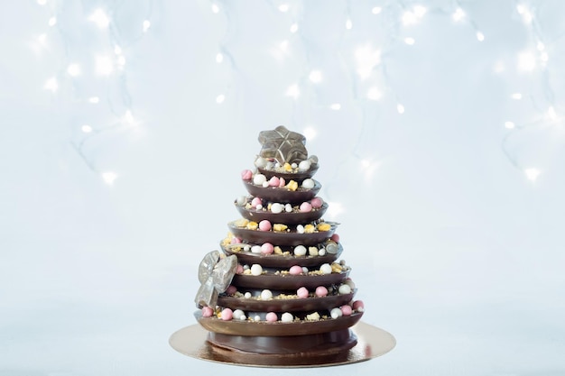 Weihnachtsbaum mit essbaren Dekorationen im Karton. Weihnachtsessen, hausgemachtes Schokoladendessert. Kreative Weihnachtsideen. Neujahrsgeschenk oder Geschenk.