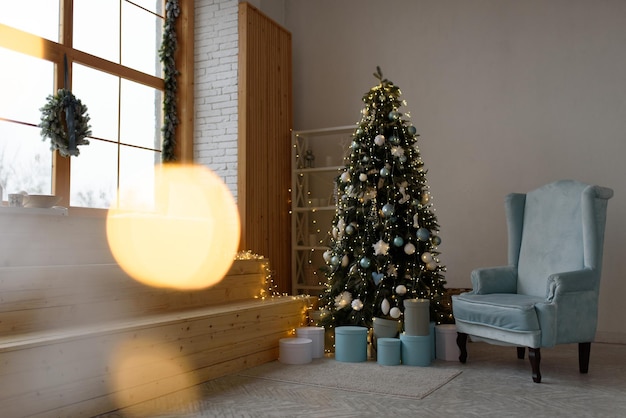 Weihnachtsbaum mit geschenkdekor für den winterinnenraum des neuen jahres