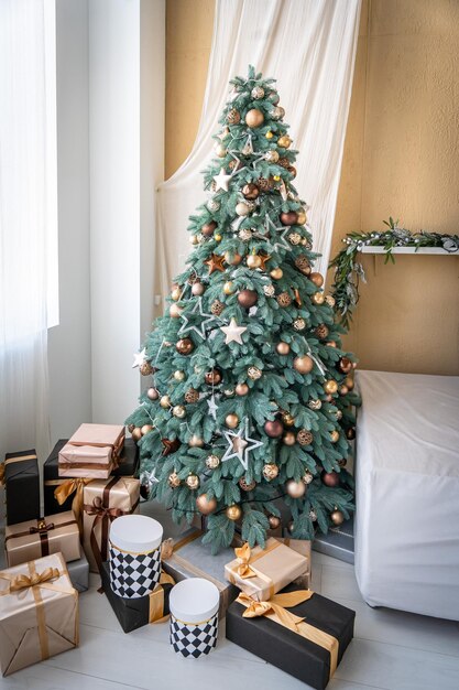 Weihnachtsbaum mit Geschenken darunter im Wohnzimmer