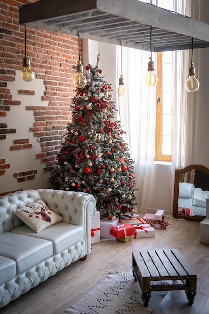 Weihnachtsbaum mit Geschenken darunter im Wohnzimmer