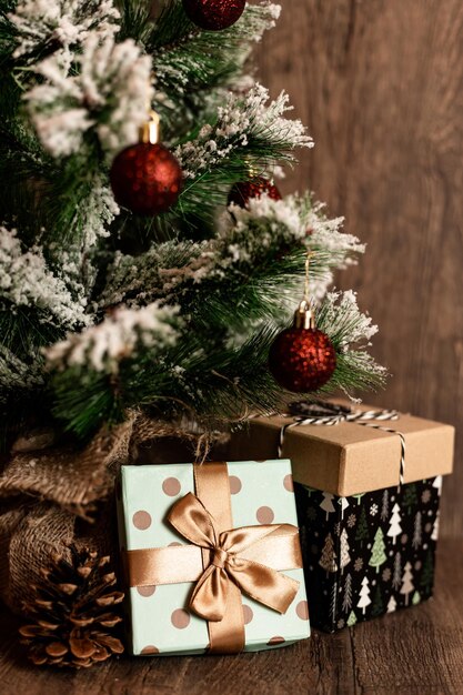 Weihnachtsbaum mit Geschenken Weihnachtendekorationen Geschenke sind unter dem Weihnachtbaum