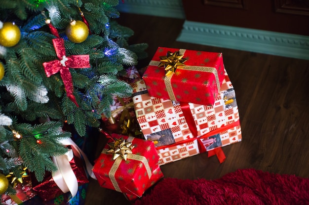 Weihnachtsbaum mit Geschenken