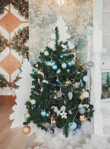 Weihnachtsbaum mit Girlanden. Konzept des neuen Jahres.