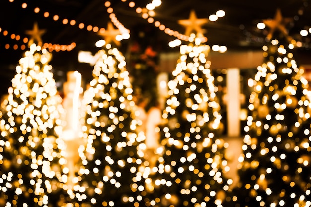 Weihnachtsbaum mit Gold-bokeh hellem Hintergrund.