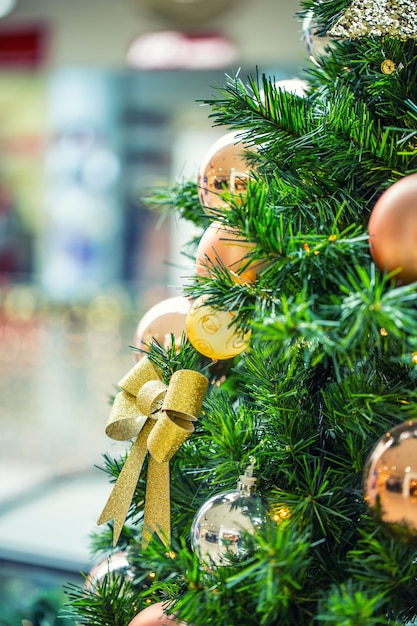 Weihnachtsbaum mit Golddekoration im EinkaufszentrumWeihnachtsabverkauf im Einkaufszentrum