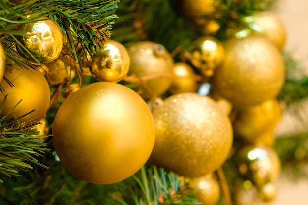 Weihnachtsbaum mit goldenen Kugeln geschmückt