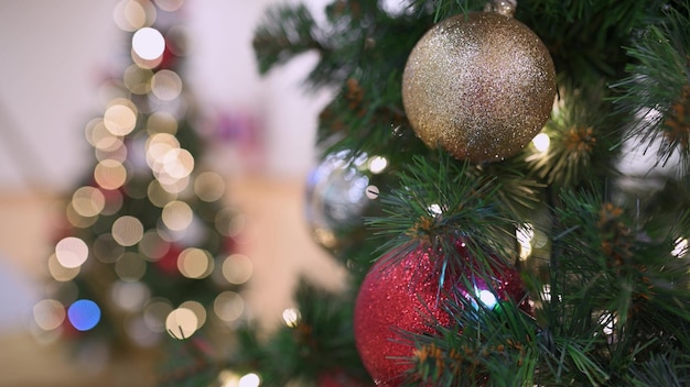Weihnachtsbaum mit goldener Dekoration im Einkaufszentrum