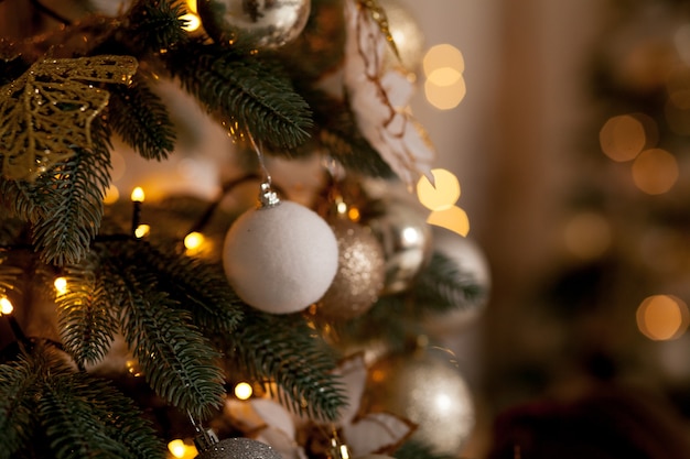 Weihnachtsbaum mit Ornamenten geschmückt