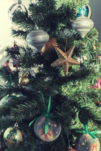 Weihnachtsbaum mit Ornamenten, Kugeln, Blasen, Kugeln und goldenen Sternen geschmückt