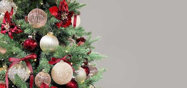 Weihnachtsbaum mit Ornamenten, Kugeln und Lichtern. Langes Banner