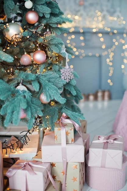Weihnachtsbaum mit rosa und goldenen Dekorationen