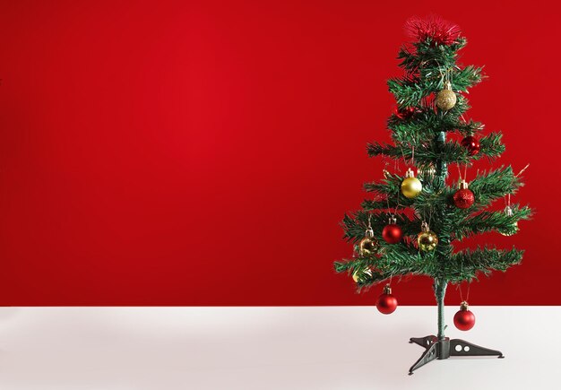 Foto weihnachtsbaum mit rotem hintergrund