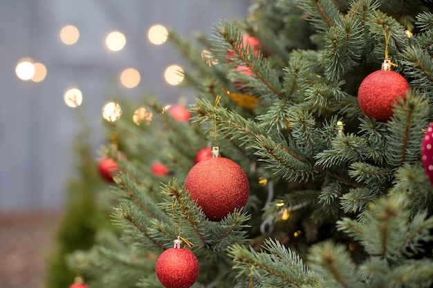 Weihnachtsbaum mit roten Dekorationslichtern