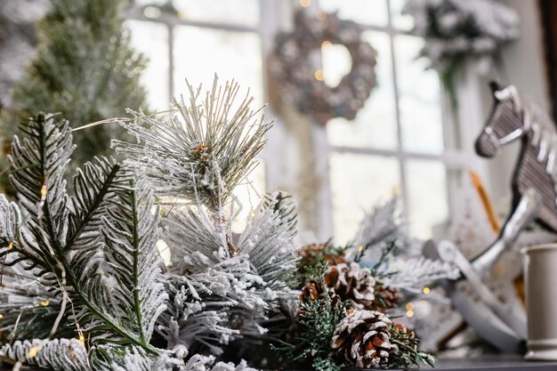 Foto weihnachtsbaum mit schmuckstücken im hintergrund des fensters